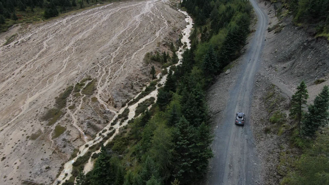 四川贡嘎山雅哈垭口公路自驾游风光